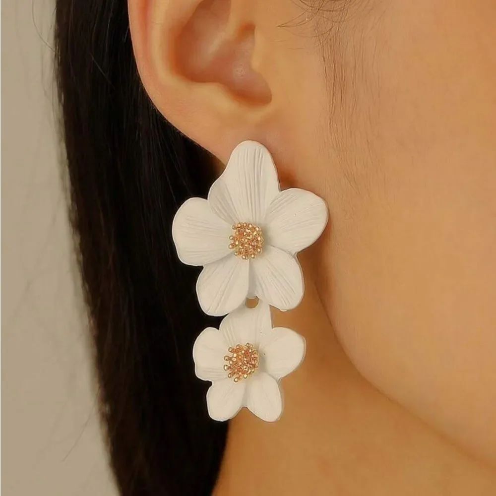 White Floral Earrings A1207